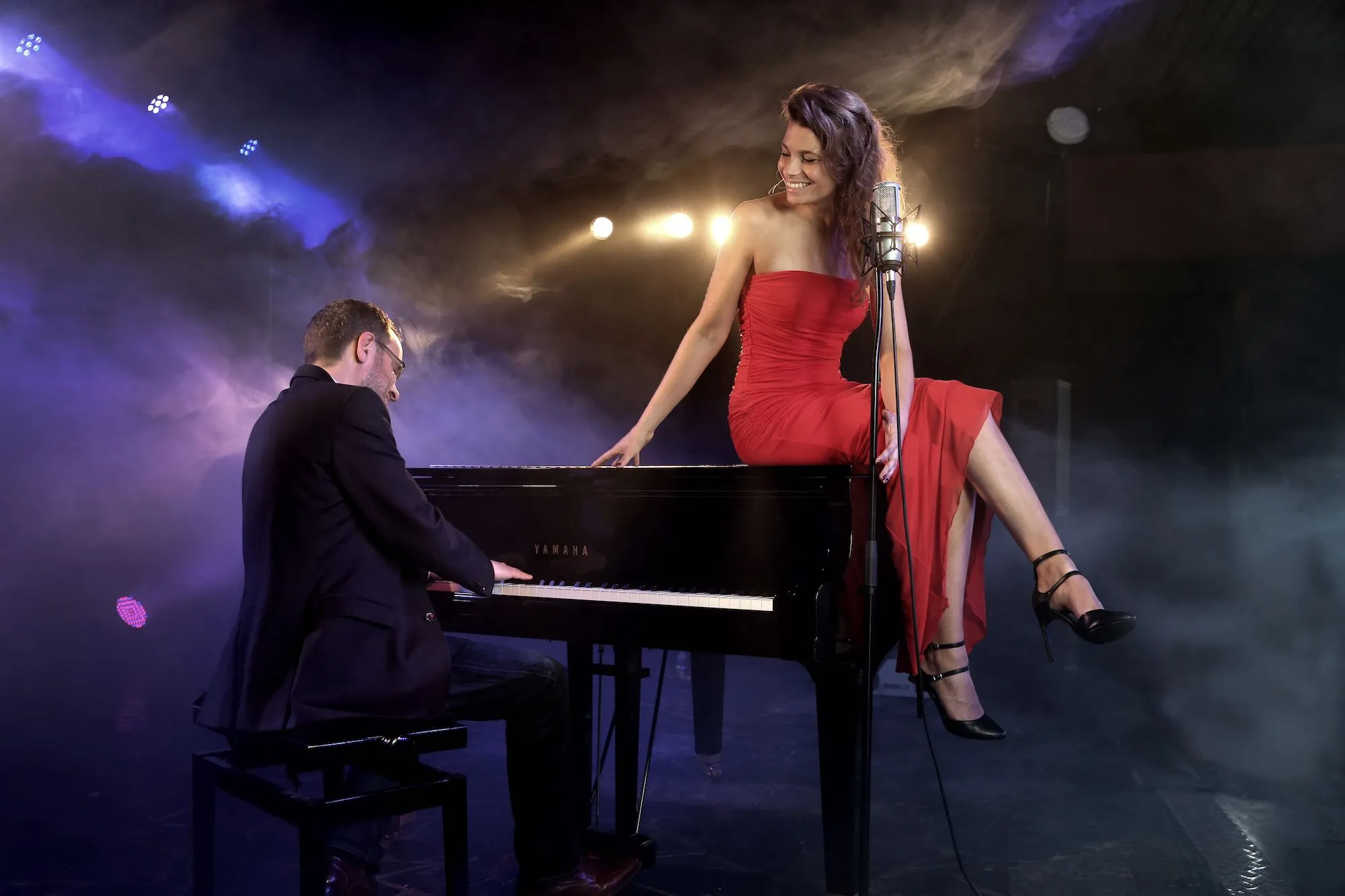 Lady Bird: zangeres in rode jurk op de vleugel, pianist aan het klavier