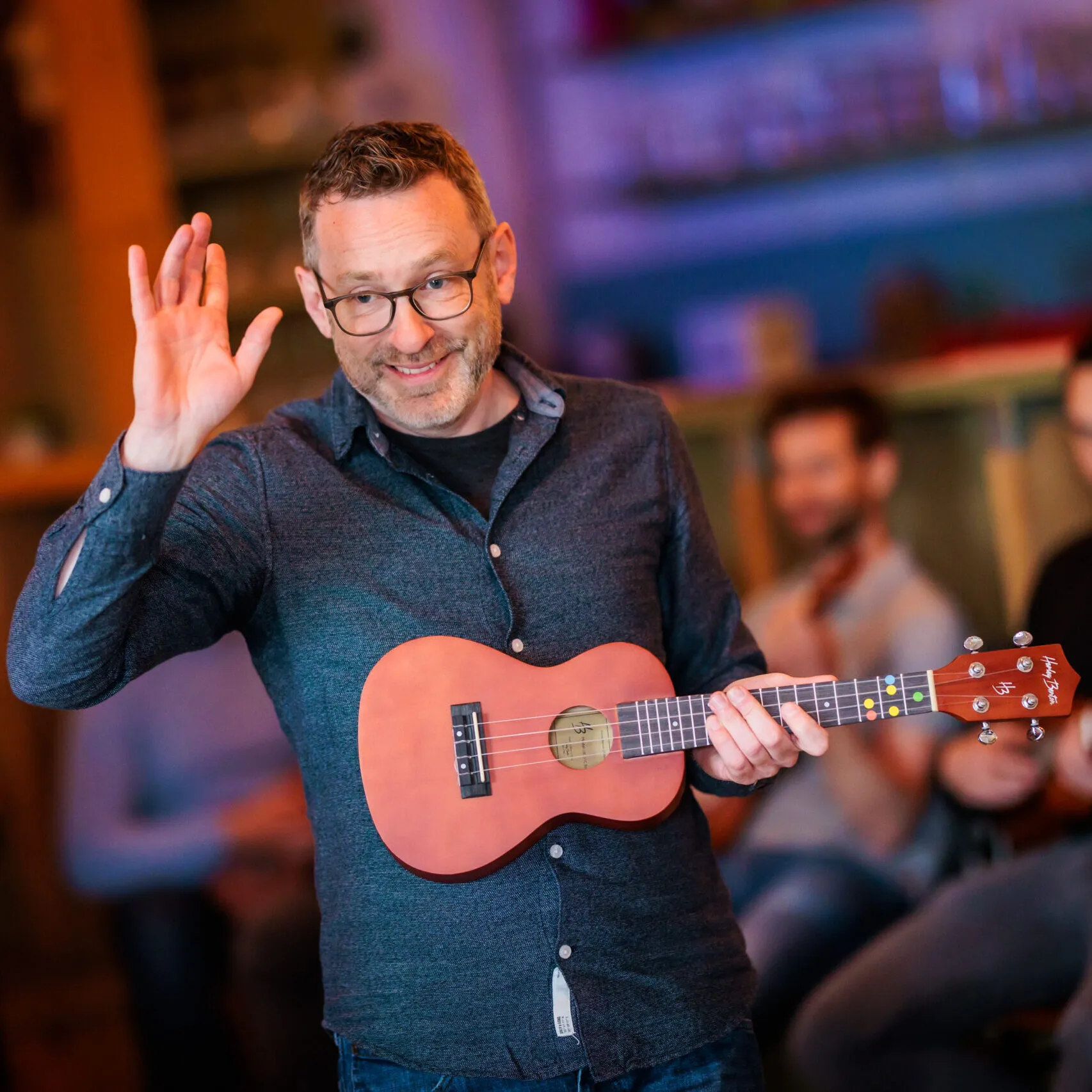 Rik Deckers met ukelele tijdens een workshop